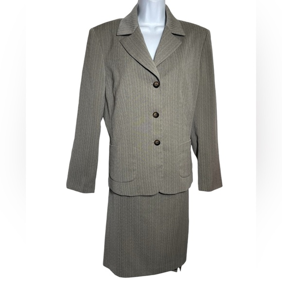 Anne Klein suit size 14 light beige w/black stripes skirt suit with pockets 🖤🖤 - Picture 1 of 12